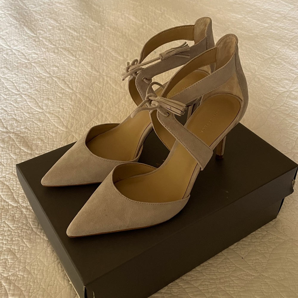 NIB NWT Ann Taylor soft dove grey Carson Tassel Pump size 8 - worn once